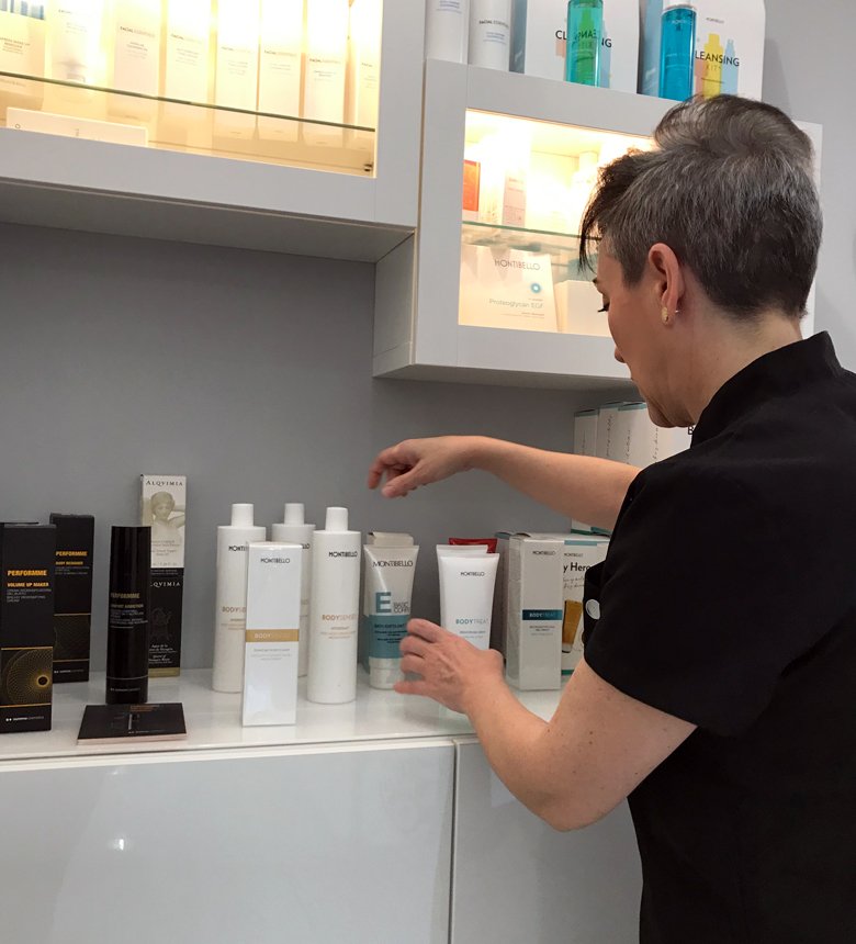 Adela Moro en centro de estética organizando productos de estética