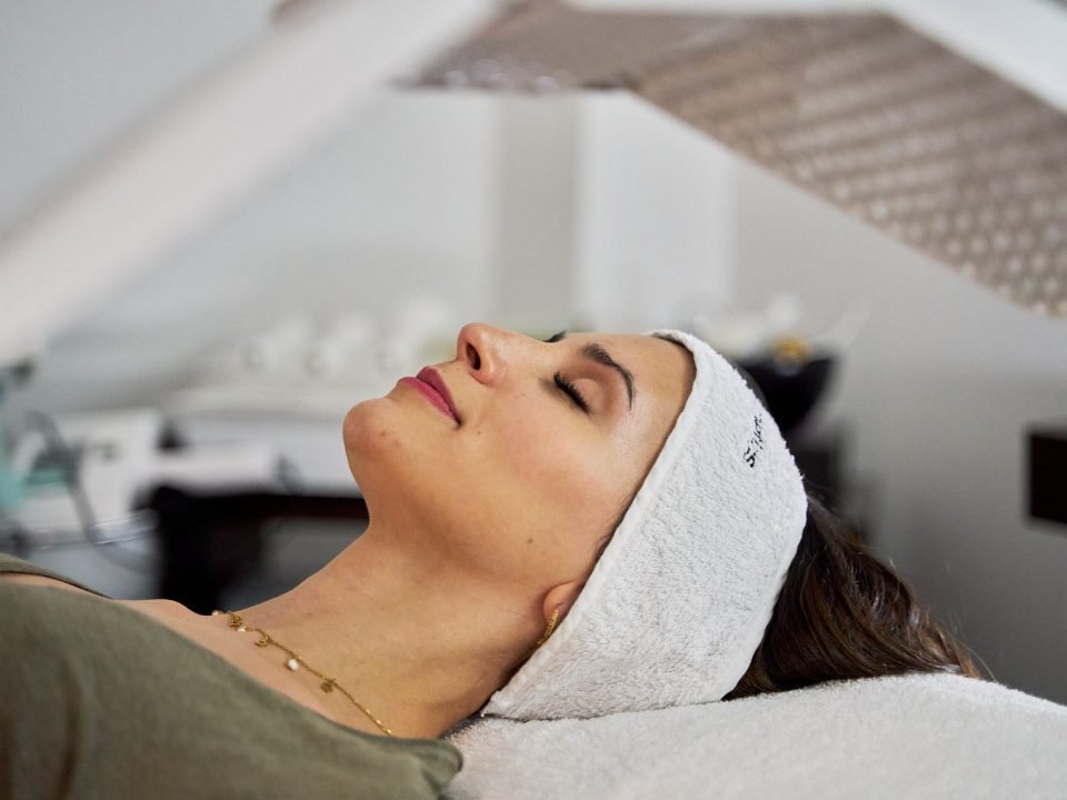 Mujer tumbada lista para recibir un tratamiento de mesoterapia